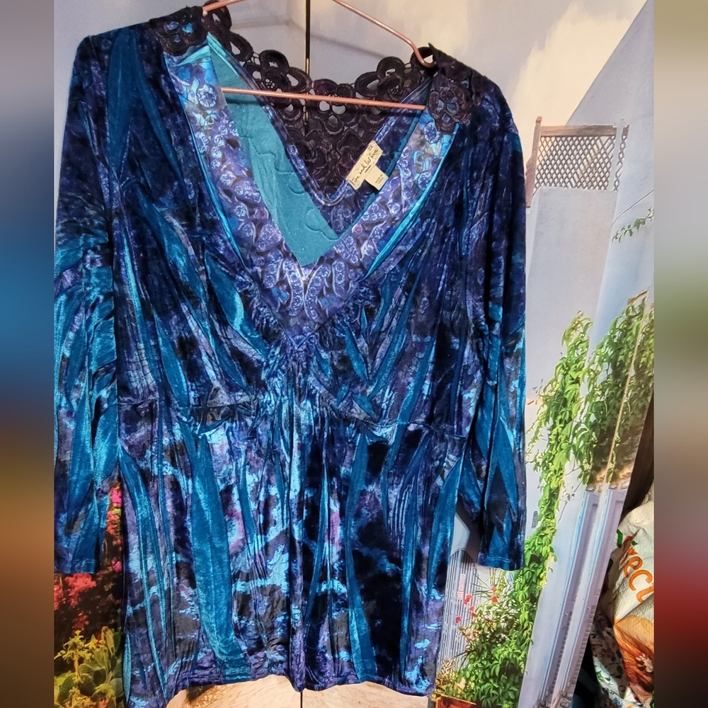 Live and Let Live Teal and Navy Velour Blouse with Lace Detail - Picture 4 of 7